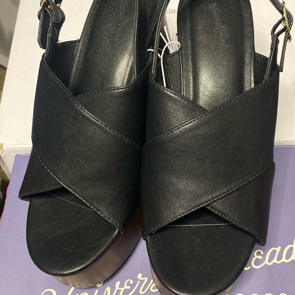 Universal Thread Sz 7 Comfortable Black Wedge Sandals w/Crisscross Straps